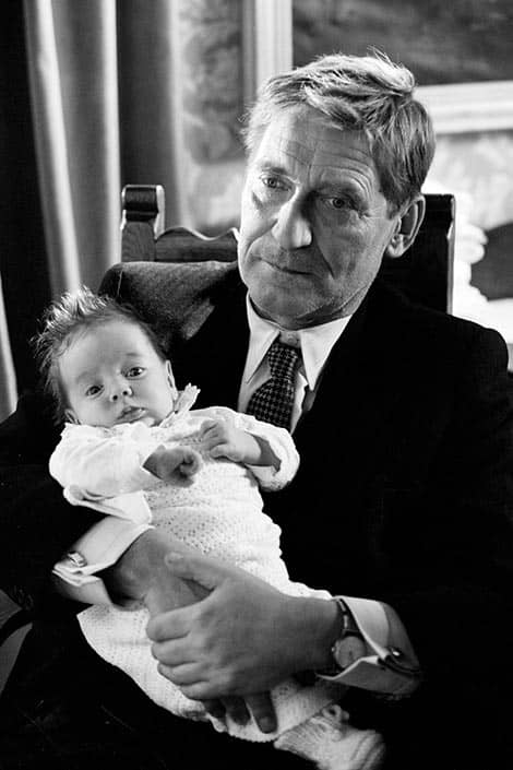 Matthias Habich mit Baby in dem Film Jahrestage