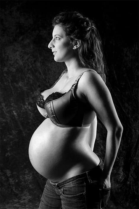 Großer Bauch beim Schwangerschaftsbauch Shooting