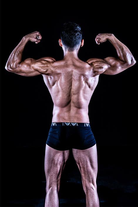 muskulöser Rücken beim bodybuilder shooting
