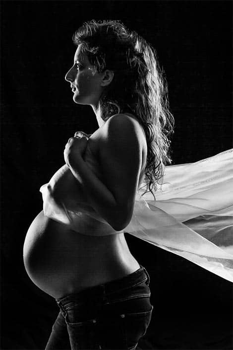 coole Schwangerschaftsfotos vom professionellen Fotografen in Düsseldorf
