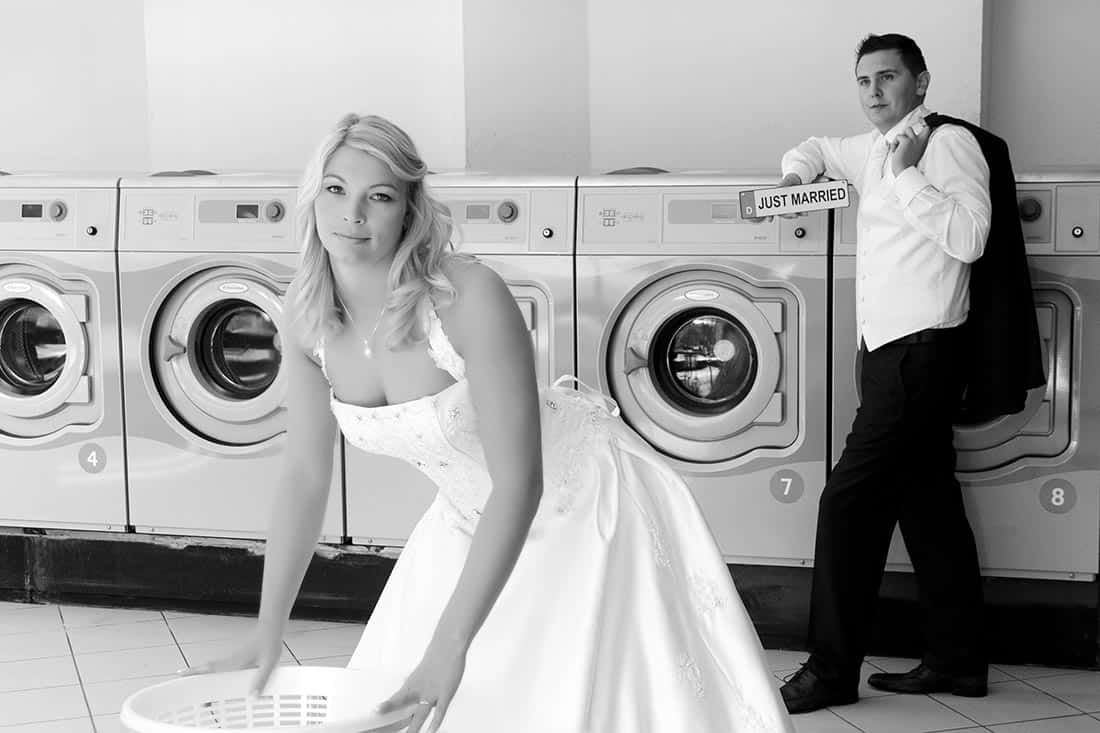 Hochzeitsfotograf Vejnovic ist bekannt für seine besonders ausgefallen Hochzeitsfotos - hier in einem Waschsalon