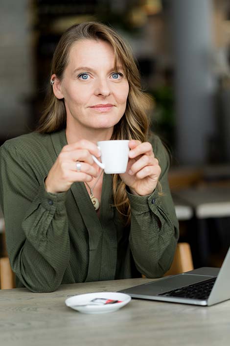 Stephanie Ahlen schreibt Buchautorin gerne im Café