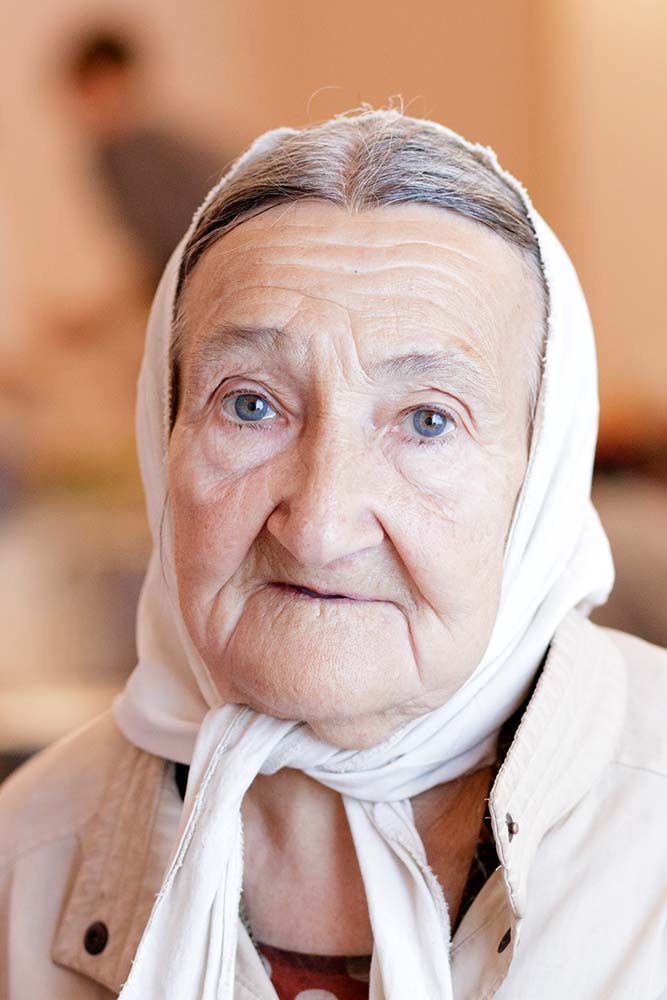 Portraitfoto einer alte und arme Frau aus Charkiw